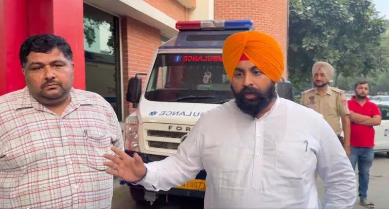 Punjab के मंत्री ने मोहाली के निजी अस्पताल की ‘घोर कुप्रबंधन’ के लिए आलोचना की Punjab के मंत्री ने मोहाली के निजी अस्पताल की ‘घोर कुप्रबंधन’ के लिए आलोचना की