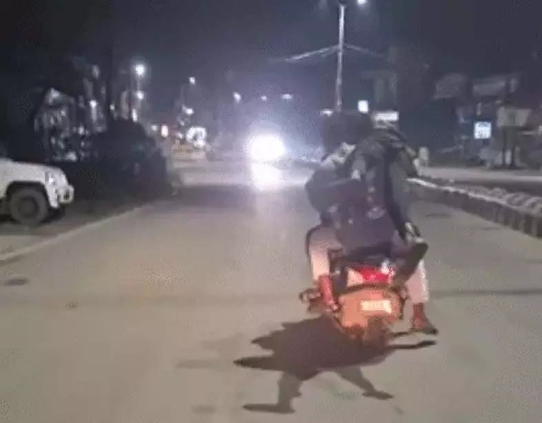 स्कूटी पर पांच युवकों की खतरनाक स्टंटबाजी, देखें VIDEO... स्कूटी पर पांच युवकों की खतरनाक स्टंटबाजी, देखें VIDEO...