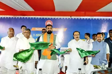 3 नई अमृत भारत एक्सप्रेस और 4 पैसेंजर ट्रेनें चलीं, एनडीए के नेताओं ने जताया आभार 3 नई अमृत भारत एक्सप्रेस और 4 पैसेंजर ट्रेनें चलीं, एनडीए के नेताओं ने जताया आभार