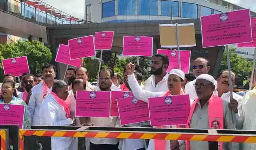 हैदराबाद मेट्रो फेज-2 में देरी पर BRS का जोरदार विरोध प्रदर्शन हैदराबाद मेट्रो फेज-2 में देरी पर BRS का जोरदार विरोध प्रदर्शन