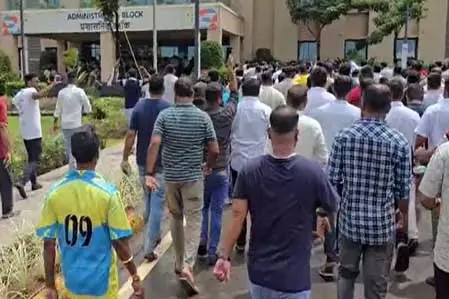 मोपा एयरपोर्ट पर पार्किंग शुल्क वृद्धि के खिलाफ टैक्सी चालकों का विरोध प्रदर्शन मोपा एयरपोर्ट पर पार्किंग शुल्क वृद्धि के खिलाफ टैक्सी चालकों का विरोध प्रदर्शन