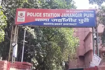 मुकुंदपुर फ्लाईओवर के पास कार ने बाइक सवार तीन लोगों को कुचला मुकुंदपुर फ्लाईओवर के पास कार ने बाइक सवार तीन लोगों को कुचला