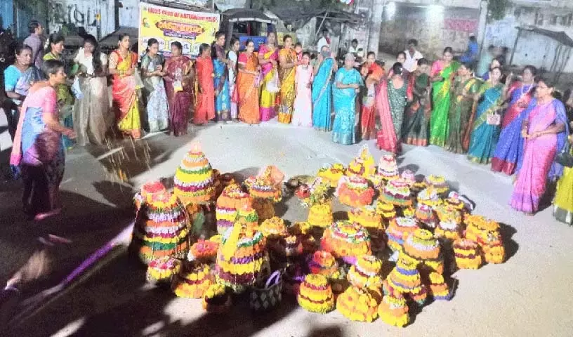 सद्दुला बथुकम्मा श्रद्धा और भक्ति के साथ मनाया गया सद्दुला बथुकम्मा श्रद्धा और भक्ति के साथ मनाया गया
