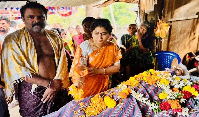 पूर्व विधायक चंद्रावती ने तिरुपथैया के निधन पर श्रद्धांजलि अर्पित की पूर्व विधायक चंद्रावती ने तिरुपथैया के निधन पर श्रद्धांजलि अर्पित की