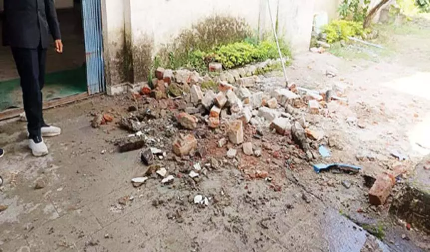 कुटुंब न्यायालय में छज्जा गिरा, अधिवक्ता और पक्षकार घायल कुटुंब न्यायालय में छज्जा गिरा, अधिवक्ता और पक्षकार घायल