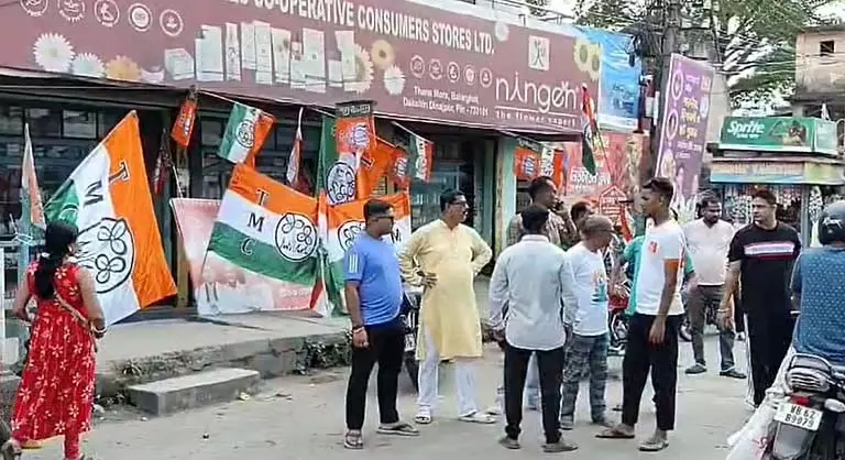 सुकांत मजूमदार के इलाके में झंडे और फ्लेक्स को लेकर भाजपा-तृणमूल में झड़प सुकांत मजूमदार के इलाके में झंडे और फ्लेक्स को लेकर भाजपा-तृणमूल में झड़प