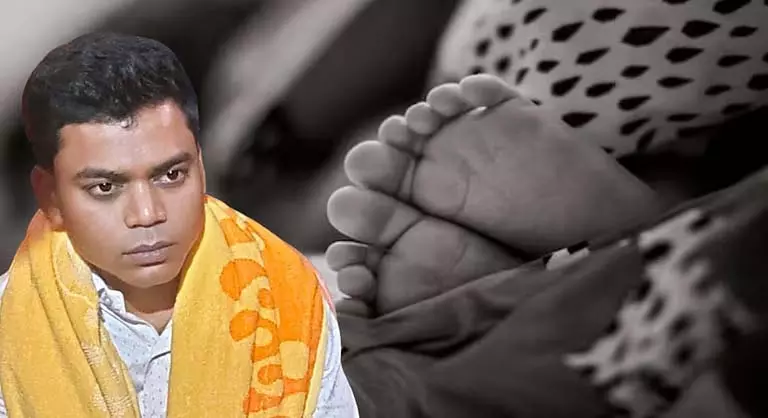 पिता ने बेटी को ट्रेन के आगे फेंका पिता ने बेटी को ट्रेन के आगे फेंका