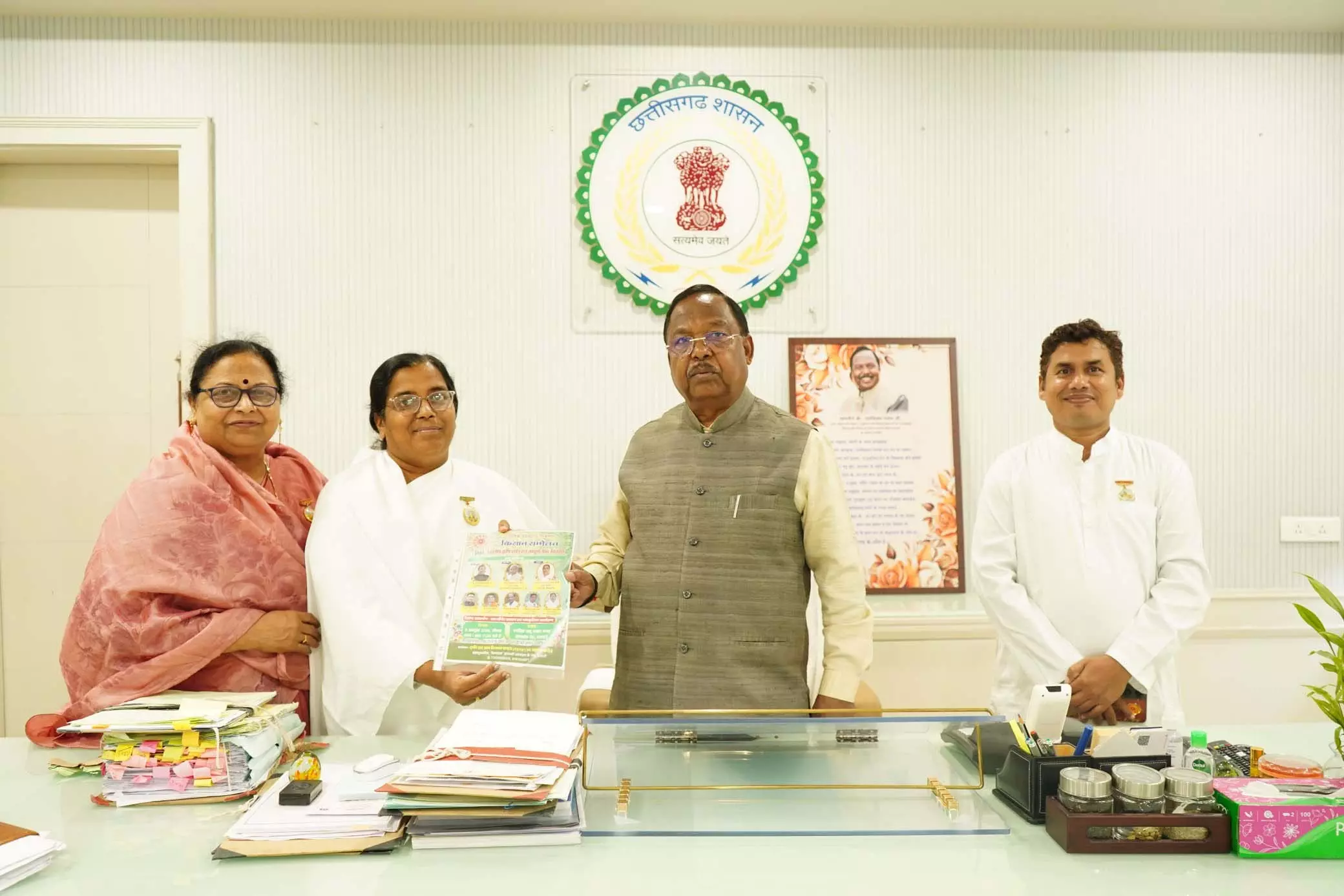 रायपुर में मंत्री राम विचार नेताम को कांकेर दशहरा समिति ने आमंत्रित किया रायपुर में मंत्री राम विचार नेताम को कांकेर दशहरा समिति ने आमंत्रित किया
