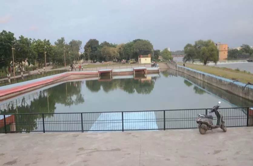 नगर निगम ने दुर्गा प्रतिमाओं के विसर्जन की तैयारियां पूरी की, महादेव घाट में विशेष इंतजाम नगर निगम ने दुर्गा प्रतिमाओं के विसर्जन की तैयारियां पूरी की, महादेव घाट में विशेष इंतजाम