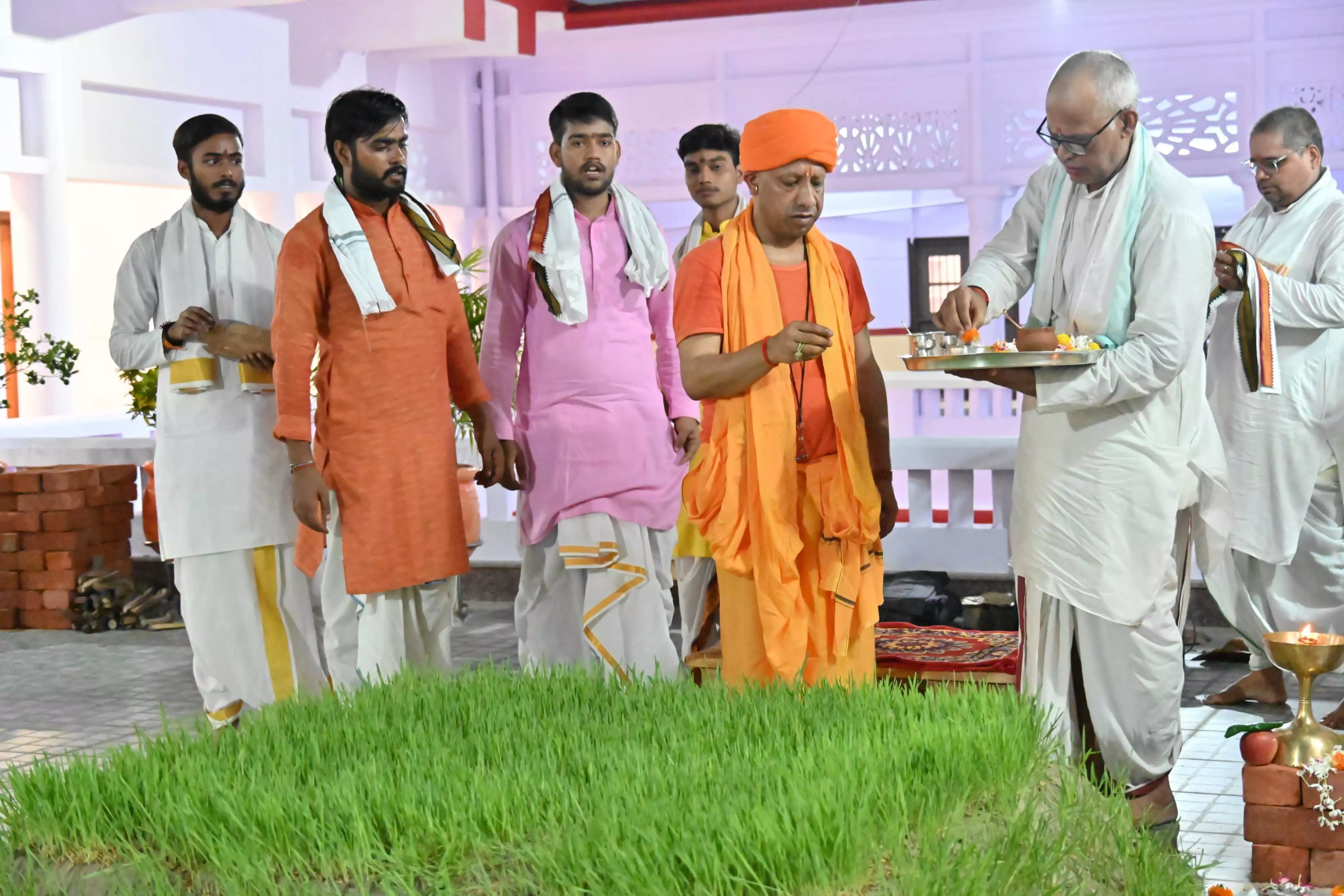 महानिशा पूजन कर सीएम योगी ने की लोकमंगल की प्रार्थना महानिशा पूजन कर सीएम योगी ने की लोकमंगल की प्रार्थना