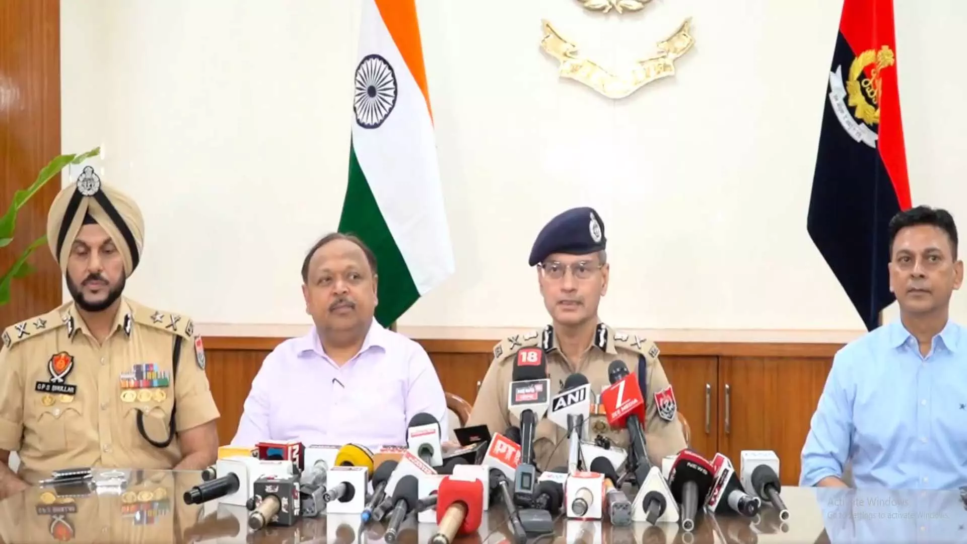 डीजीपी ने की कानून-व्यवस्था की समीक्षा, त्यौहारी सीजन के लिए सख्त निर्देश डीजीपी ने की कानून-व्यवस्था की समीक्षा, त्यौहारी सीजन के लिए सख्त निर्देश