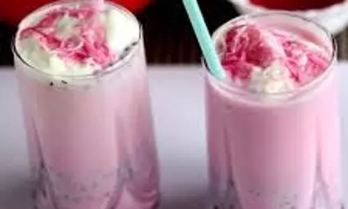 Rose Milkshake Recipe: घर पर आए मेहमानों को सर्व करें रोज मिल्क शेक