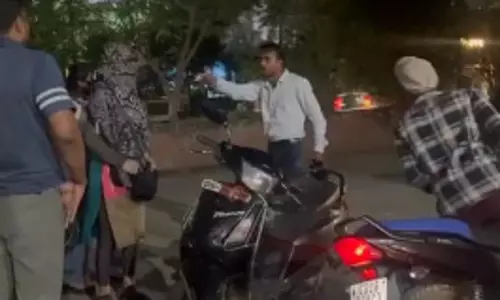 युवक को थप्पड़ मारने के बाद आंखों में झोंका मिर्ची पाउडर, युवतियों पर FIR दर्ज