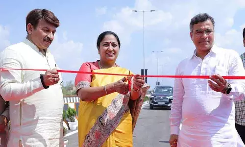 सीएम ने फ्लाईओवर किया उद्घाटित, 300 इलेक्ट्रिक बसों को दिखाई हरी झंडी
