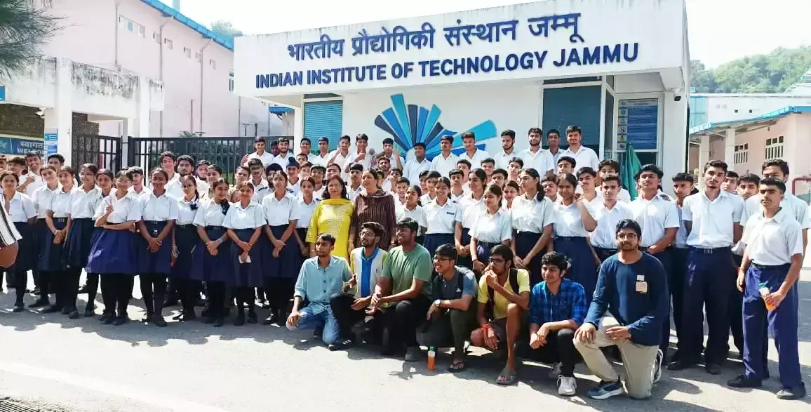 Jammu: आईआईटी जम्मू दौरे से छात्रों को मिली नई सीख