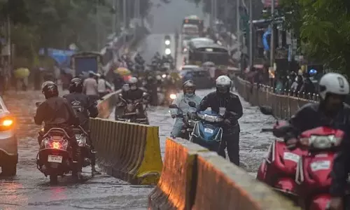Mumbai : शहर में भारी बारिश, ऑरेंज अलर्ट जारी, और तेज़ बारिश की चेतावनी Mumbai : शहर में भारी बारिश, ऑरेंज अलर्ट जारी, और तेज़ बारिश की चेतावनी