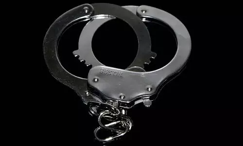Thane : कल्याण में 7 साल की छात्रा के यौन उत्पीड़न के आरोप में स्कूल प्रिंसिपल गिरफ्तार Thane : कल्याण में 7 साल की छात्रा के यौन उत्पीड़न के आरोप में स्कूल प्रिंसिपल गिरफ्तार
