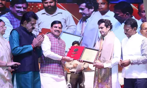 Indore : गायक सोनू निगम को राष्ट्रीय लता मंगेशकर पुरस्कार से सम्मानित किया गया Indore : गायक सोनू निगम को राष्ट्रीय लता मंगेशकर पुरस्कार से सम्मानित किया गया