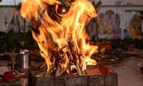Navratri 2025 Havan Mantra : नवरात्रि हवन के दौरान इन मंत्रों का जाप किए बिना अधूरी मानी जाती है पूजा