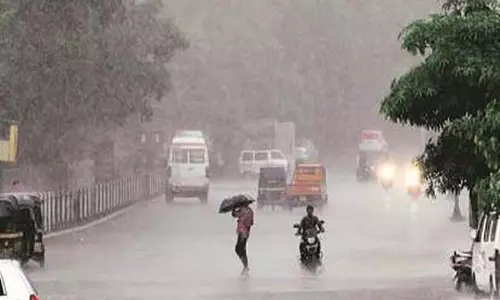 कर्नाटक में बारिश-बंगाल की खाड़ी में कम दबाव: तटीय इलाकों में चक्रवात का खतरा कर्नाटक में बारिश-बंगाल की खाड़ी में कम दबाव: तटीय इलाकों में चक्रवात का खतरा