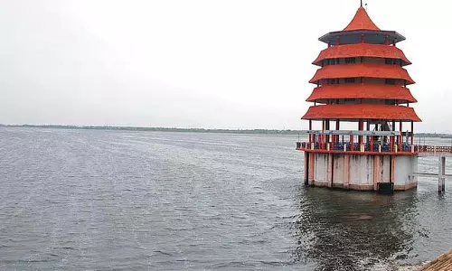 लगातार बारिश की गूँज : झीलों का जलस्तर रिकॉर्ड ऊँचाई पर पहुँच रहा लगातार बारिश की गूँज : झीलों का जलस्तर रिकॉर्ड ऊँचाई पर पहुँच रहा