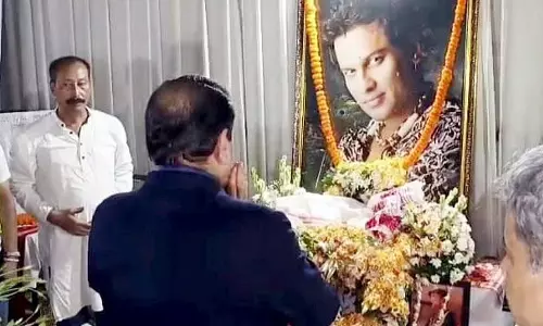 गौतम अडानी अपने बेटे के साथ असम के गुवाहाटी में जुबीन गर्ग के घर श्रद्धांजलि देने पहुंचे