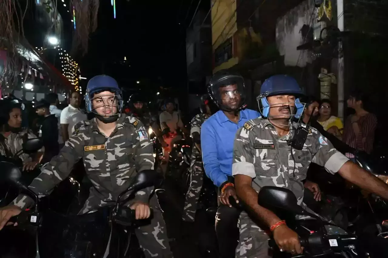Ranchi: दुर्गा पूजा के पंडालों में बाइक से पहुंचे उपायुक्त-एसएसपी Ranchi: दुर्गा पूजा के पंडालों में बाइक से पहुंचे उपायुक्त-एसएसपी