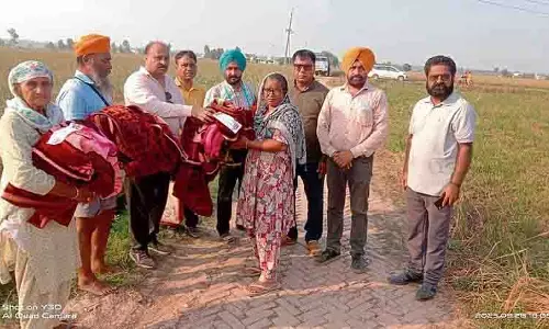 कर्मचारियों ने Amritsar और गुरदासपुर में बाढ़ पीड़ितों के बीच राहत सामग्री वितरित की कर्मचारियों ने Amritsar और गुरदासपुर में बाढ़ पीड़ितों के बीच राहत सामग्री वितरित की