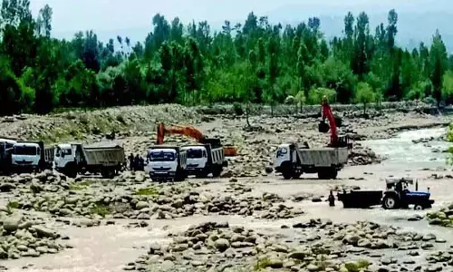 खनन विभाग ने कुपवाड़ा में अवैध गतिविधियों पर कार्रवाई की