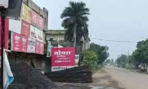 Harda: सड़क पर मटेरियल से जनता परेशान
