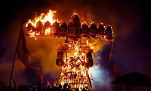 Dussehra 2025 Remedy: दशहरे की राख और लकड़ी से करें एक छोटा सा काम, आर्थिक तंगी होगी दूर