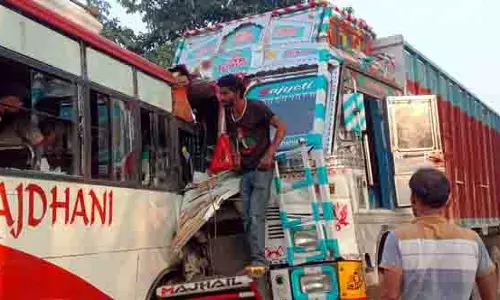 Jalandhar: बस-ट्रक की टक्कर में एक दर्जन से अधिक लोग घायल