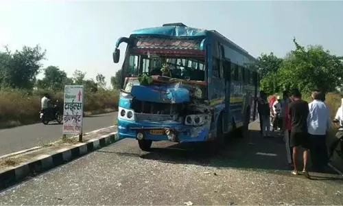 Rajasthan: बच्चों से भरी दो स्कूल बसों की भयानक टक्कर, बच्चे घायल Rajasthan: बच्चों से भरी दो स्कूल बसों की भयानक टक्कर, बच्चे घायल