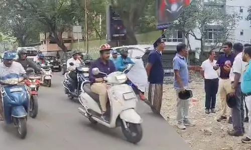 राजेंद्र चोलन बाइक राइड: सड़क के गड्ढों का निरीक्षण