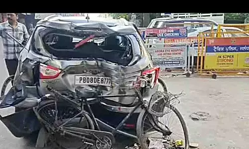 किशोर छात्र की कार विक्रेता से टकराई, BJP नेता कालिया की नई कार और गेट क्षतिग्रस्त