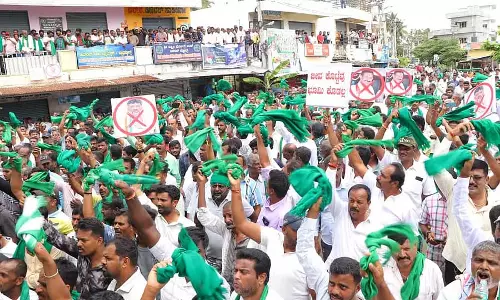 एक इंच भी ज़मीन का अधिग्रहण नहीं होने दिया जाएगा: JDS का GBIT के ख़िलाफ़ विरोध प्रदर्शन एक इंच भी ज़मीन का अधिग्रहण नहीं होने दिया जाएगा: JDS का GBIT के ख़िलाफ़ विरोध प्रदर्शन
