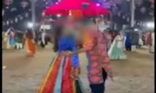 गरबा खेलने पहुंचे जोड़े ने मर्यादा को तार-तार किया, लोग भड़के गरबा खेलने पहुंचे जोड़े ने मर्यादा को तार-तार किया, लोग भड़के