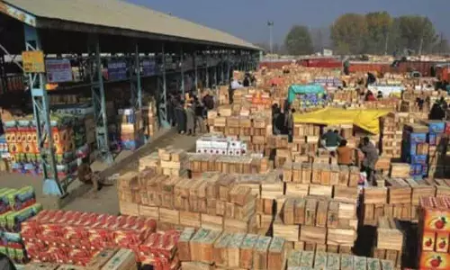 सोपोर फल मंडी को परिवहन कमी और मांग गिरावट का सामना