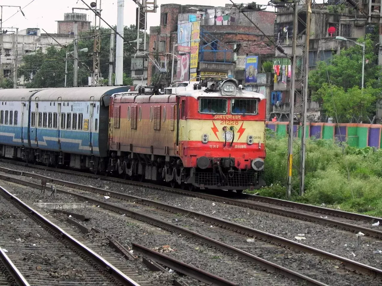 हावड़ा-भुवनेश्वर और Howrah-पुरी शताब्दी एक्सप्रेस का बड़ा हादसा टला, जांच जारी