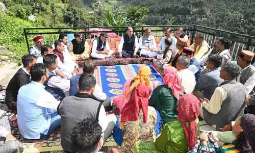 पूर्व CM Jai Ram ने सिरमौर में बारिश प्रभावित ग्रामीणों को सहायता प्रदान की पूर्व CM Jai Ram ने सिरमौर में बारिश प्रभावित ग्रामीणों को सहायता प्रदान की