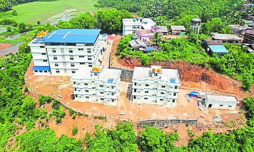 Karwar : अंबेडकर आवासीय विद्यालय की हालत खस्ता Karwar : अंबेडकर आवासीय विद्यालय की हालत खस्ता