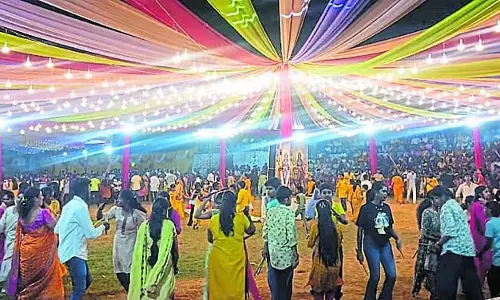 Dandeli : डांडिया नवरात्रि उत्सव में चार चांद लगा देता है