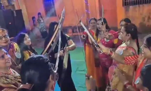 Sasaram: नवरात्र में महिलाओं का तलवार डांस वायरल Sasaram: नवरात्र में महिलाओं का तलवार डांस वायरल