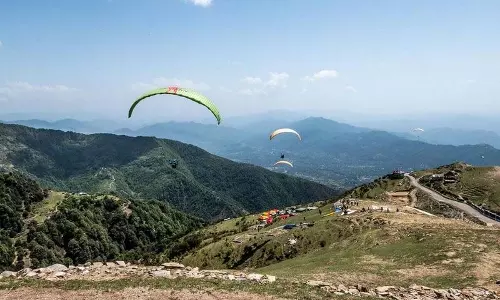 Himachal: बीर-बिलिंग के आसमान में पैराग्लाइडिंग की वापसी Himachal: बीर-बिलिंग के आसमान में पैराग्लाइडिंग की वापसी