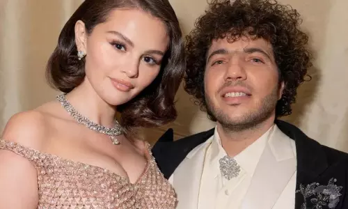 Selena Gomez का कस्टम वेडिंग लुक और बेनी ब्लैंको का क्लासिक टक्सीडो