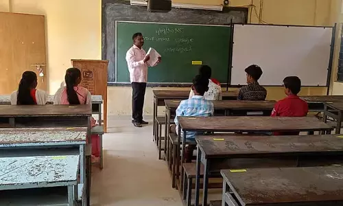 Bagalkot : कॉलेज खुलने के दो महीने बाद भी पढ़ाई शुरू नहीं हुई है Bagalkot : कॉलेज खुलने के दो महीने बाद भी पढ़ाई शुरू नहीं हुई है