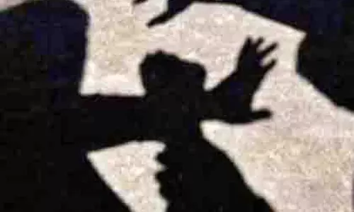 दूसरी कक्षा के छात्र को उल्टा बांधने के आरोप में Principal और ड्राइवर गिरफ्तार दूसरी कक्षा के छात्र को उल्टा बांधने के आरोप में Principal और ड्राइवर गिरफ्तार