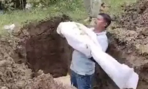 लावारिस लाश का पुलिस जवानों ने किया अंतिम संस्कार