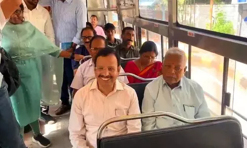 TGSRTC एमडी के रूप में अंतिम दिन वी.सी. सज्जनार ने साधारण यात्री के रूप में सिटी बस की सवारी की TGSRTC एमडी के रूप में अंतिम दिन वी.सी. सज्जनार ने साधारण यात्री के रूप में सिटी बस की सवारी की