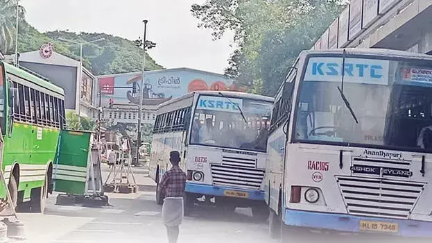 kerala: तिरुवनंतपुरम में केएसआरटीसी प्रदर्शन, शहर में निजी बसें अनुपस्थित